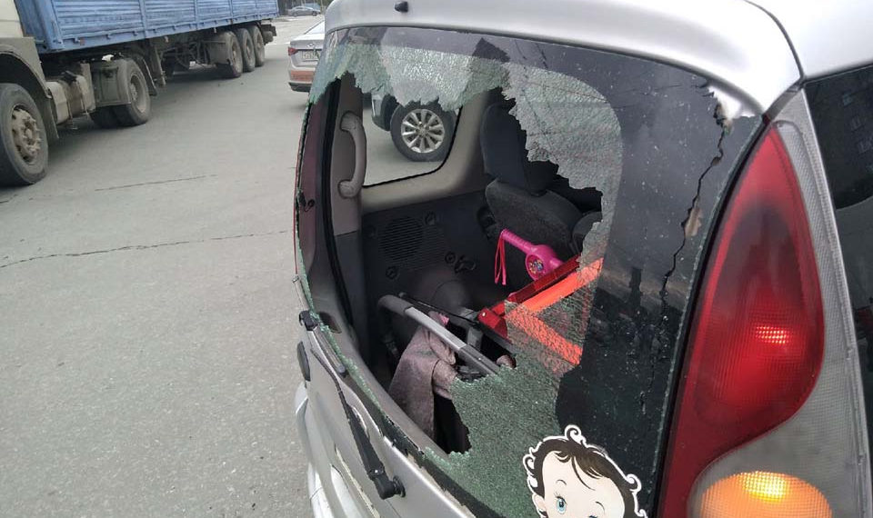 Неизвестный разбил машину с двухлетним ребенком и скрылся