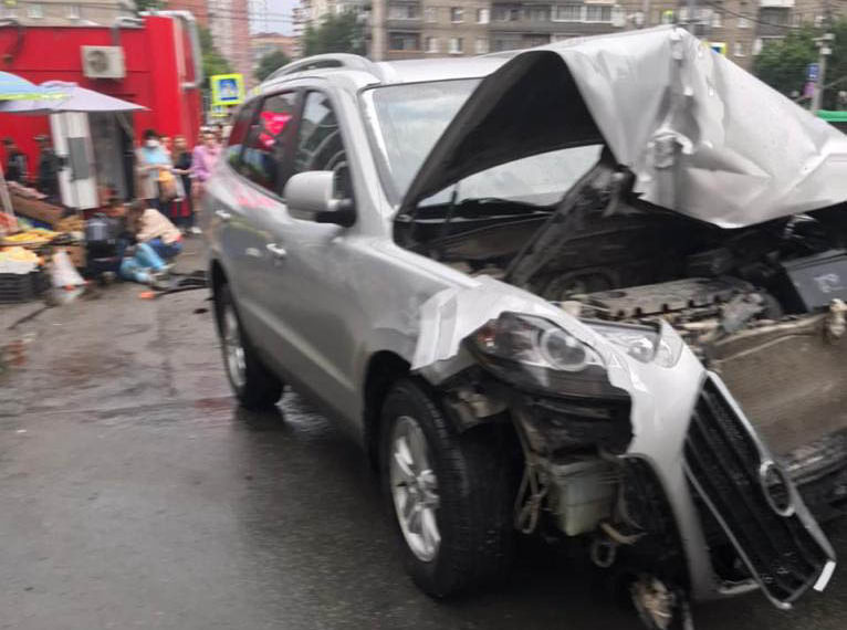 Пьяный водитель снес ограждение в центре Новосибирска и сбил женщину