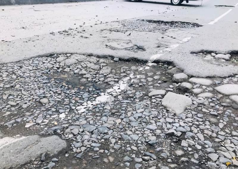 Дорожники нанесли разметку поверх глубоких ям в Новосибирске