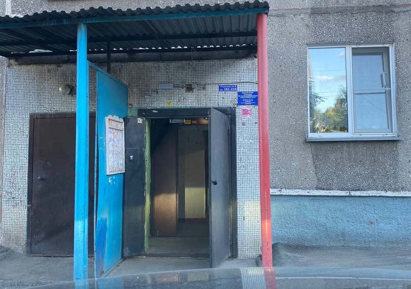 Новосибирцы не могут зайти в подъезд из-за трупной вони