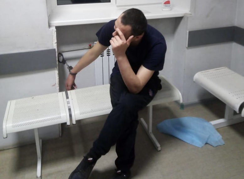 В Воронеже старушку приковали наручниками к двери магазина
