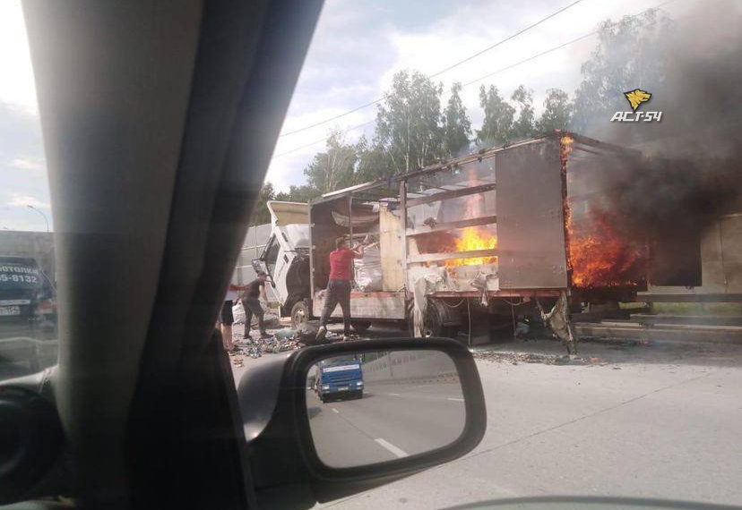 Водителю загоревшегося грузовика понадобилась помощь врачей скорой помощи