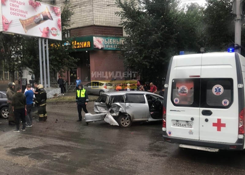 Экстренные службы стянулись на массовое ДТП на левом берегу Новосибирска