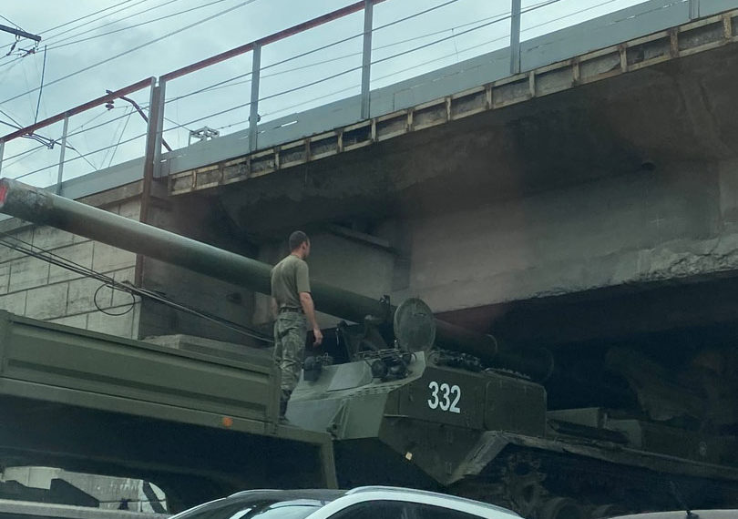 Военная техника застряла под мостом в Новосибирске