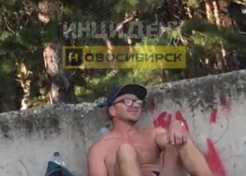Молодые девушки спугнули рукоблуда на пляже под Новосибирском