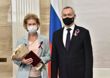 В преддверии Дня Российского флага губернатор Андрей Травников вручил новосибирцам госнаграды