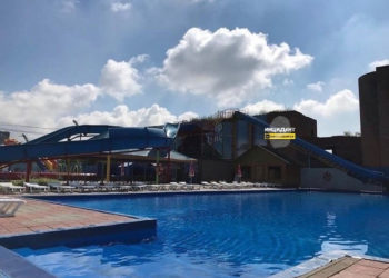 Женщина распорола ногу до кости в новосибирском аквапарке