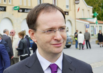 Мединский предложил начинать занятия в российских школах с молитвы