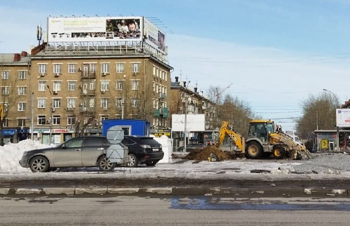 Площадью перенести. Памятник на площади промышленности. Памятник на промышленной площади.