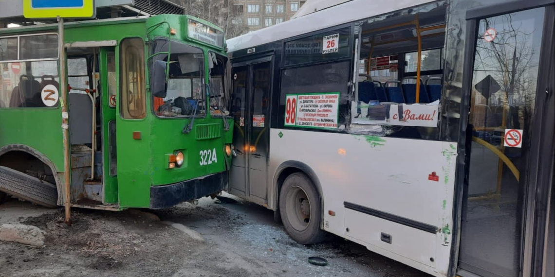 Полсотни пассажиров стали участниками столкновения автобуса и троллейбуса в Новосибирске | НДН.Инфо