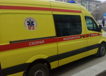 Шестилетнюю девочку с переломами нашли под окнами жилого дома в Новосибирске