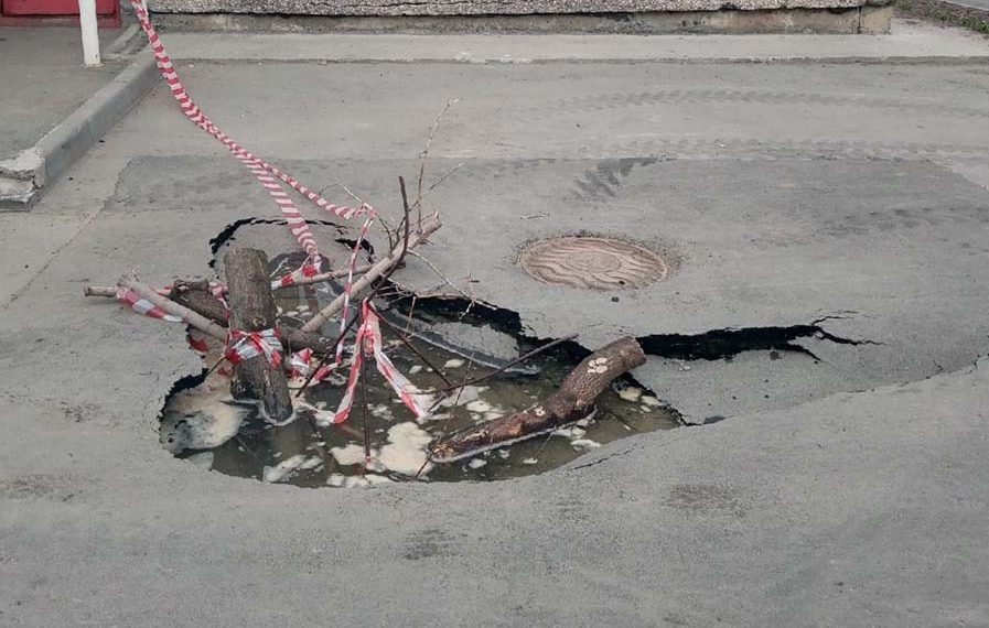 Портал с кипятком образовался на улице Кубовой в Новосибирске