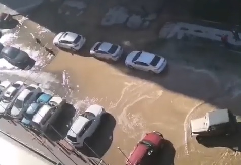 Реки холодной воды ограничили движение по улице Щетинкина