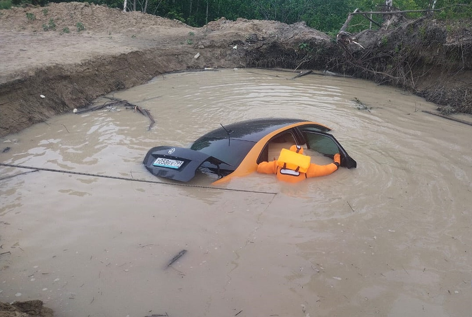 машина в яме с водой (100) фото