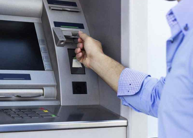 Только наличные: банкоматы не принимают новую сторублевую купюру