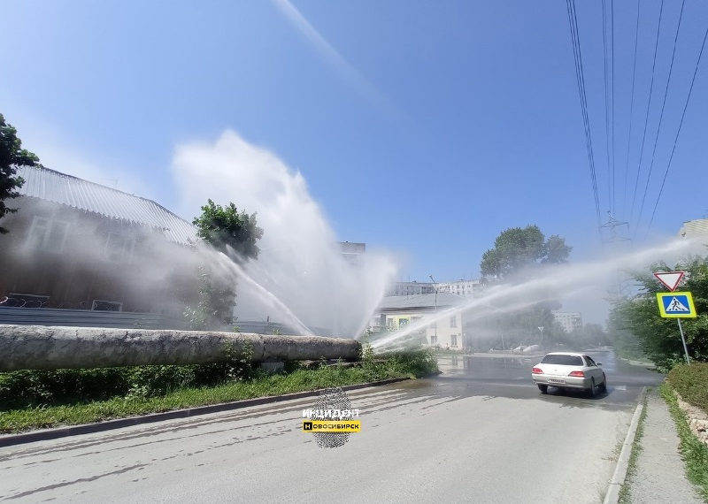 Струи фонтана залили улицу в Новосибирске