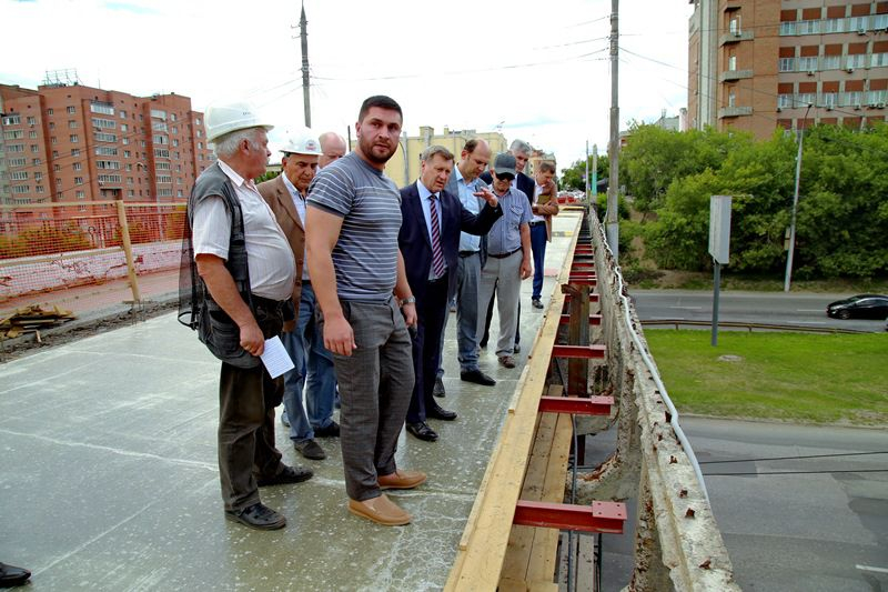 Пешеходный мост через ул. Ипподромскую станет прогулочной зоной с фонарями и скамейками