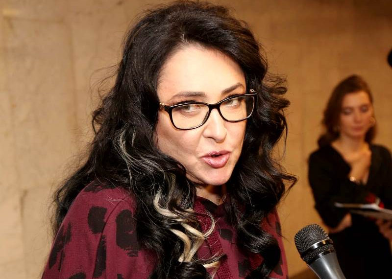 Лолита поработала в заграничном саду