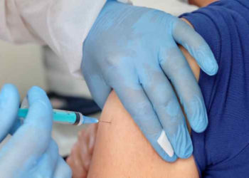 Специалист назвал оптимальный перерыв между прививками от гриппа и ковида