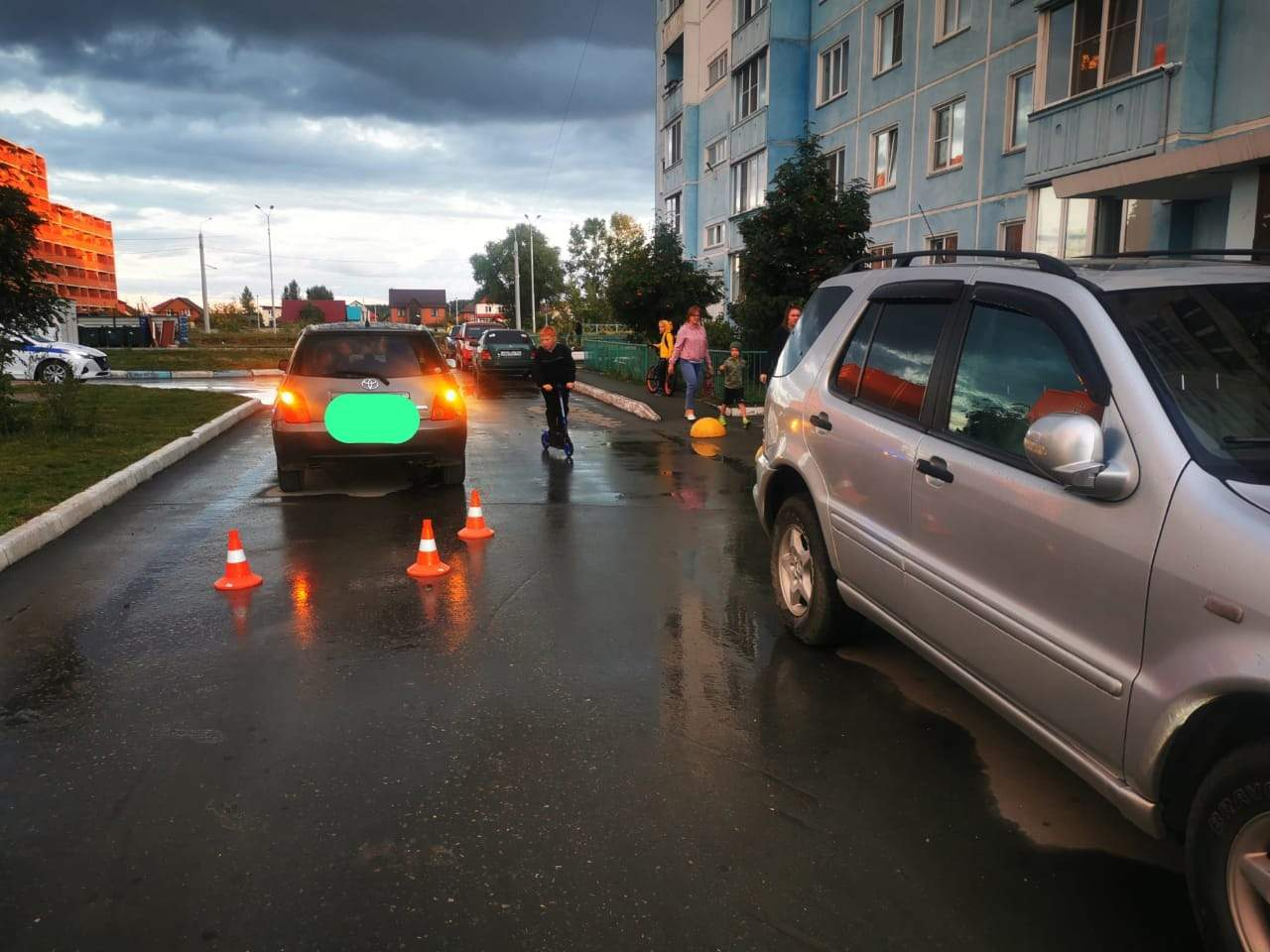 Машины новосибирск. Автомобиль на дороге. Машина во дворе. Машина на улице.