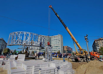 В Новосибирске начали монтаж основания стелы «Город трудовой доблести»