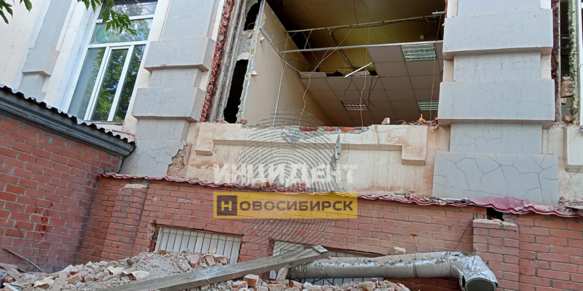 Рабочих покалечило рухнувшей балкой в Октябрьском районе Новосибирска