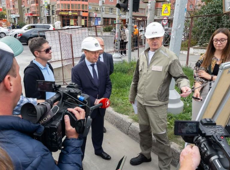 На ул. Семьи Шамшиных продолжаются работы по замене тепломагистрали