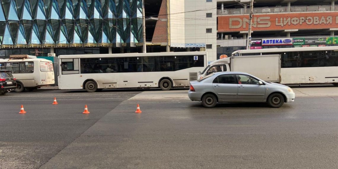 Перебегавший дорогу в неположенном месте пешеход угодил под колеса иномарки