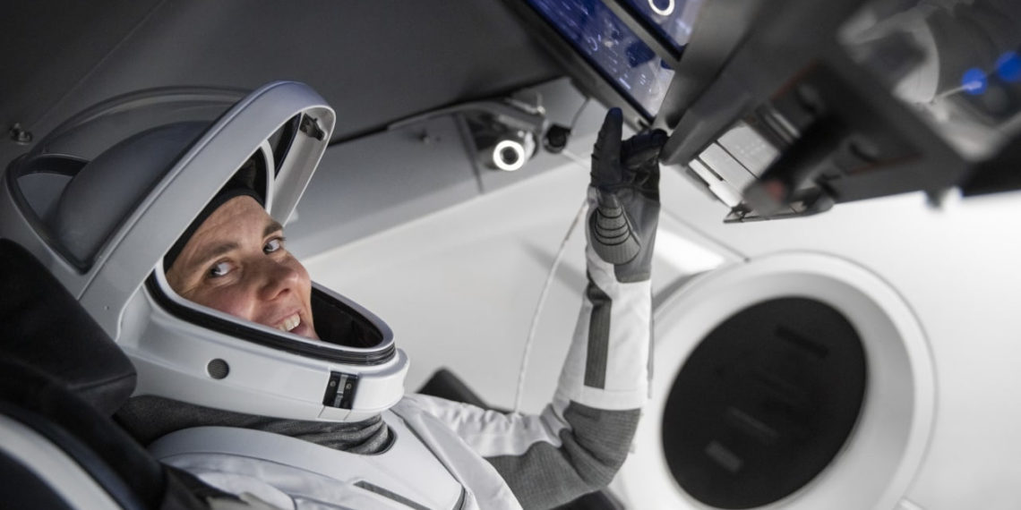 Экипаж Crew-5 с уроженкой Новосибирска Анной Кикиной прибыл на космодром во Флориде