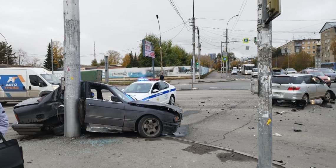 На Ватутина после жесткого столкновения BMW вылетела на тротуар и врезалась в столб