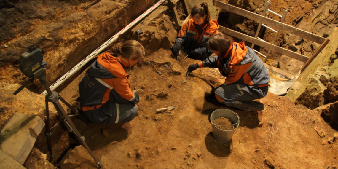 Находки из Денисовой пещеры на Алтае исследуют в лаборатории шведского нобелевского лауреата