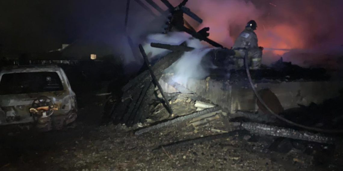 В Бердске загорелся дом на площади 300 кв.м — пострадали люди