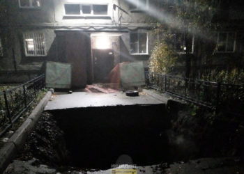 Гигантский ров возле подъезда возмутил жителей Новосибирска