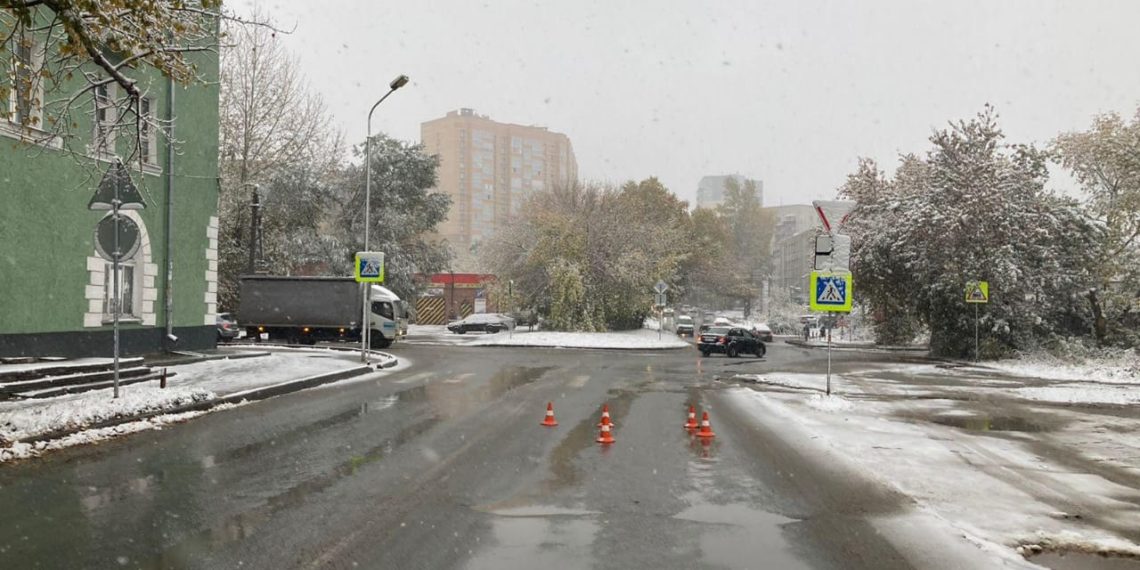 Водитель на пешеходном переходе сбил девушку в Новосибирске