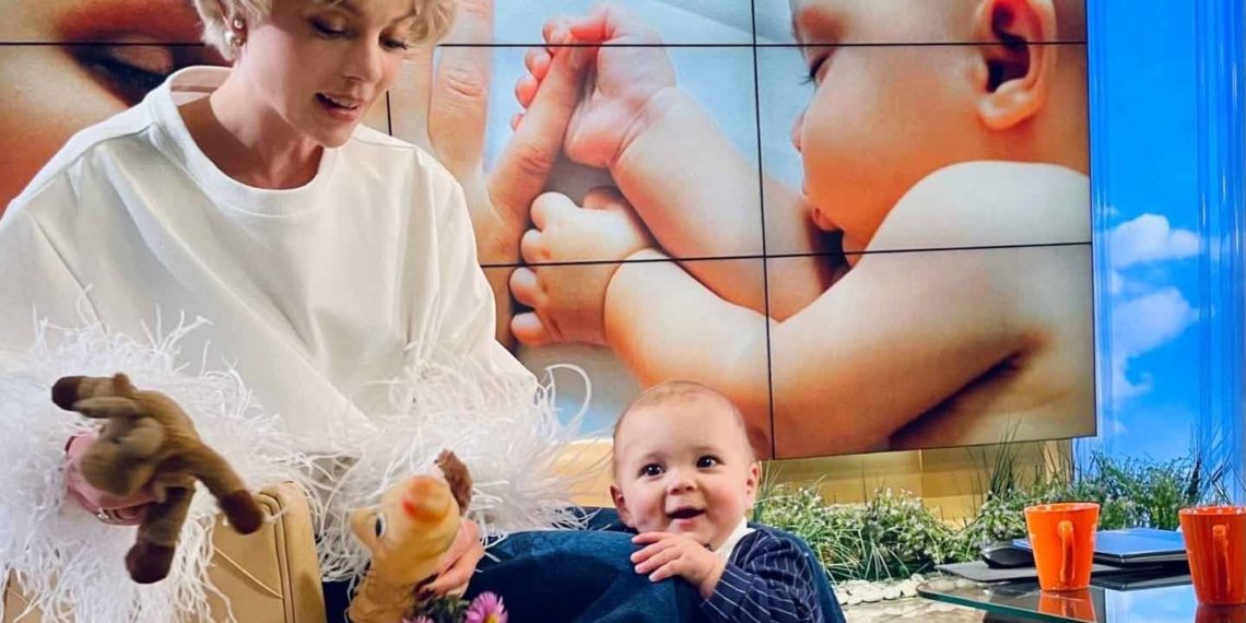 Елена Николаева приучает младенца к эфиру