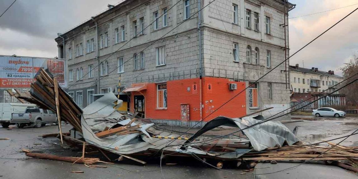 Сибиряки делятся фотографиями последствий шторма в Новосибирске