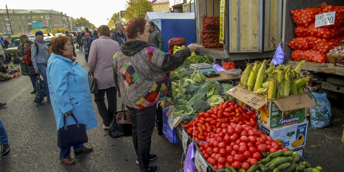 Ярмарки в Новосибирске позволяют горожанам приобретать продукцию по невысоким ценам