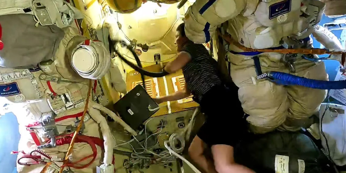 Анна Кикина пропылесосила в невесомости МКС