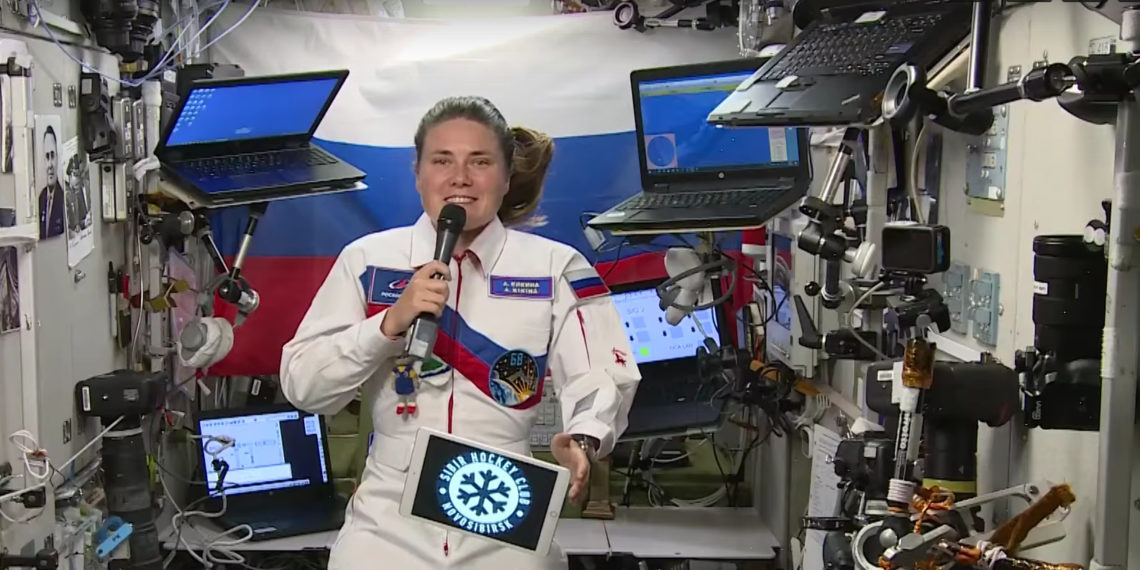 Анна Кикина поздравила из космоса ХК «Сибирь» с юбилеем