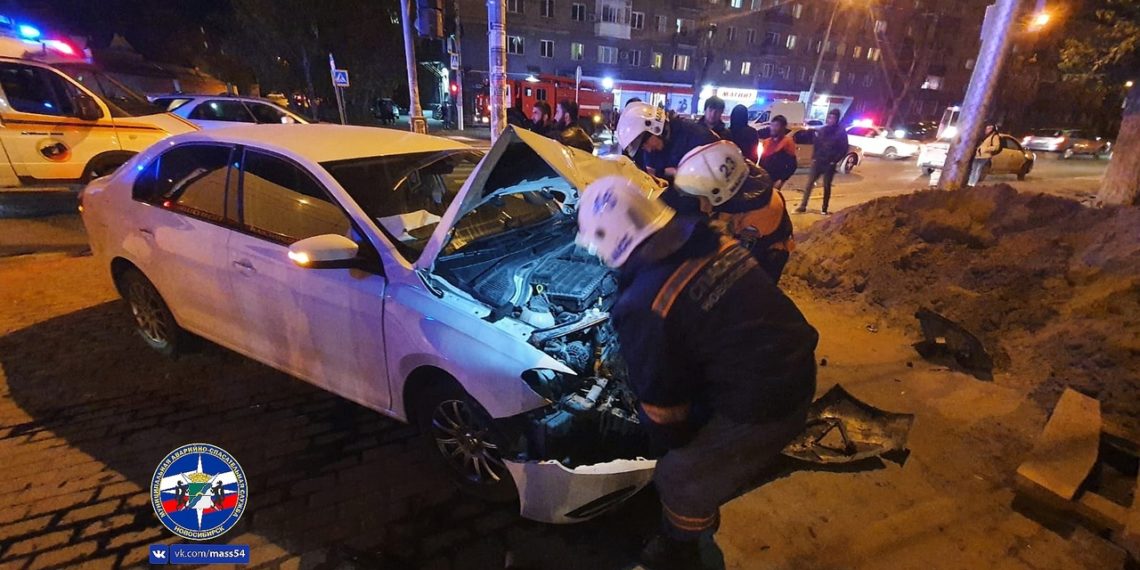 Такси после ДТП в Новосибирске едва не взорвалось из-за утечки газа
