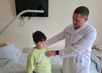 Железные ворота упали на ребенка — благодаря новосибирским хирургам он снова ходит