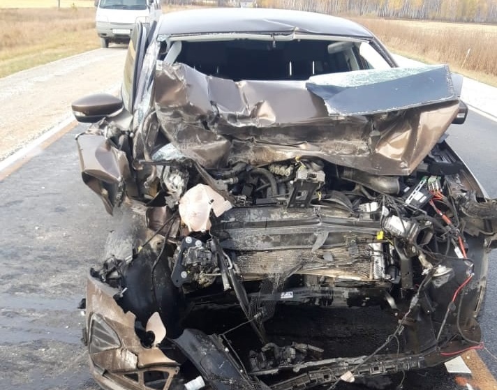 В Ордынском районе иномарку смяло после столкновения с грузовиком