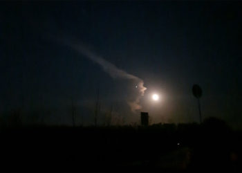 Силуэт длинноволосой женщины сняли в небе над Новосибирском