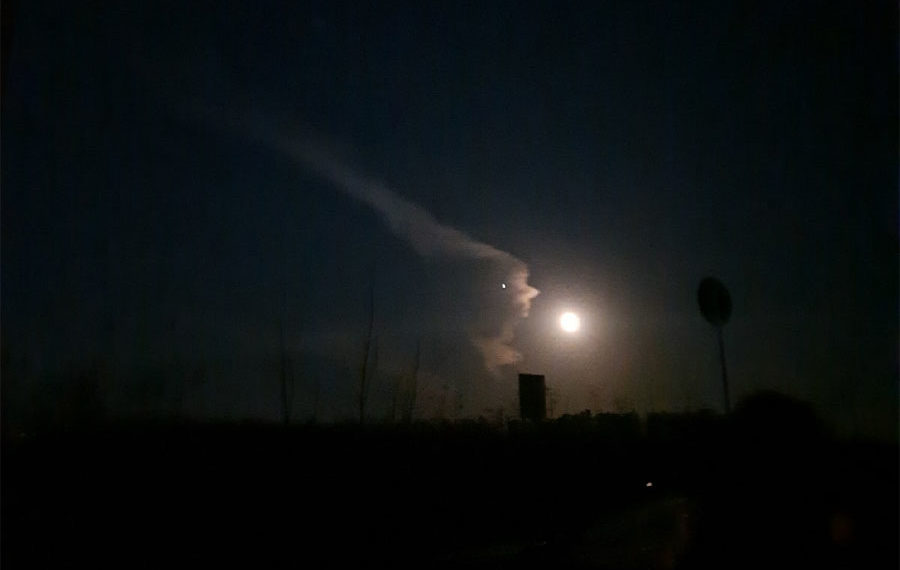 Силуэт длинноволосой женщины сняли в небе над Новосибирском