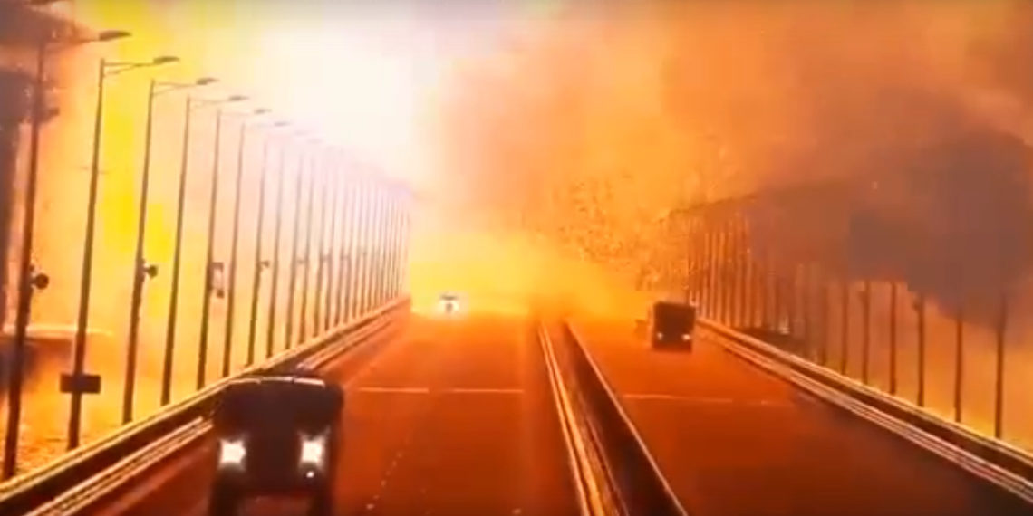 На Крымском мосту произошел взрыв — обрушились два автомобильных пролета, горят цистерны с топливом