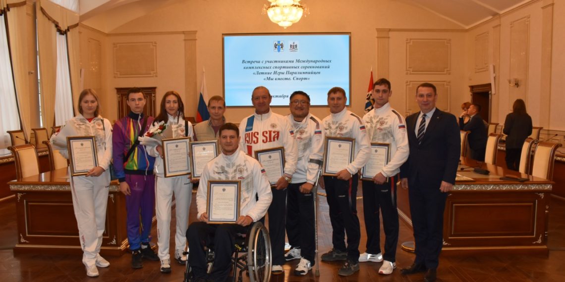 Паралимпийцы получили награды в правительстве региона