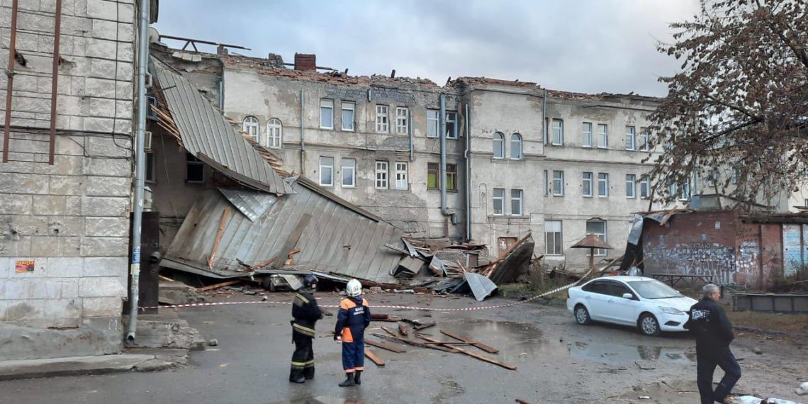 Новосибирские спасатели второй день разбирают завалы общежития после урагана