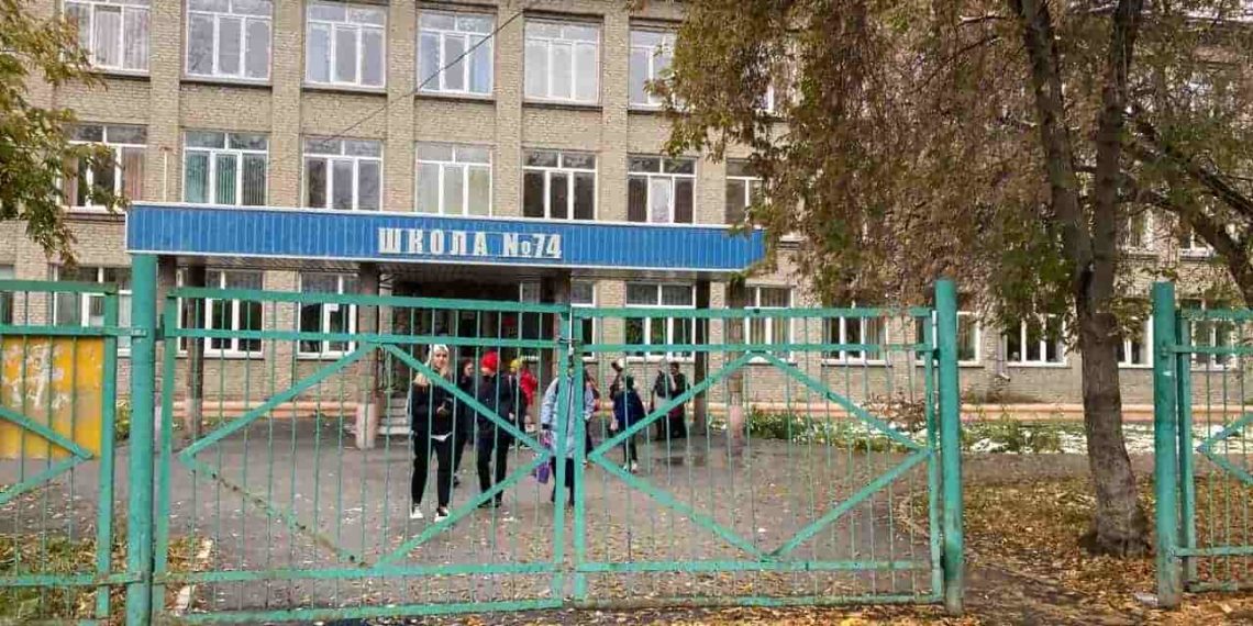 Сигнальная лента да дыра в заборе: родители жалуются на уровень безопасности в школах Новосибирска