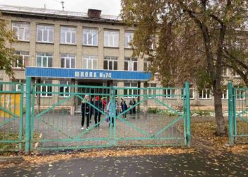 Сигнальная лента да дыра в заборе: родители жалуются на уровень безопасности в школах Новосибирска