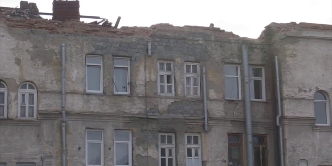 Пострадавшим при обрушении крыши общежития семьям выплатят по 100 тысяч